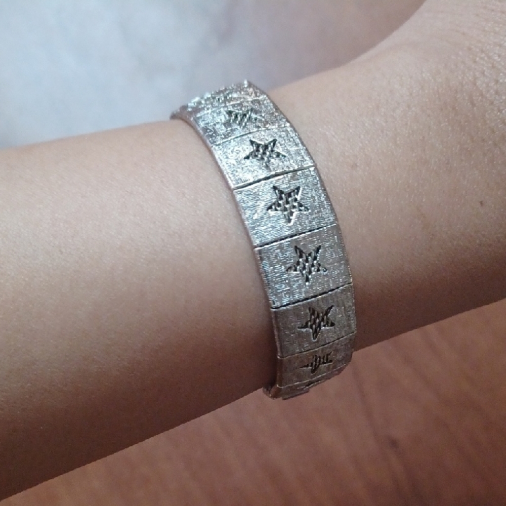 Silvertone Bracelet with Textured Star Motif